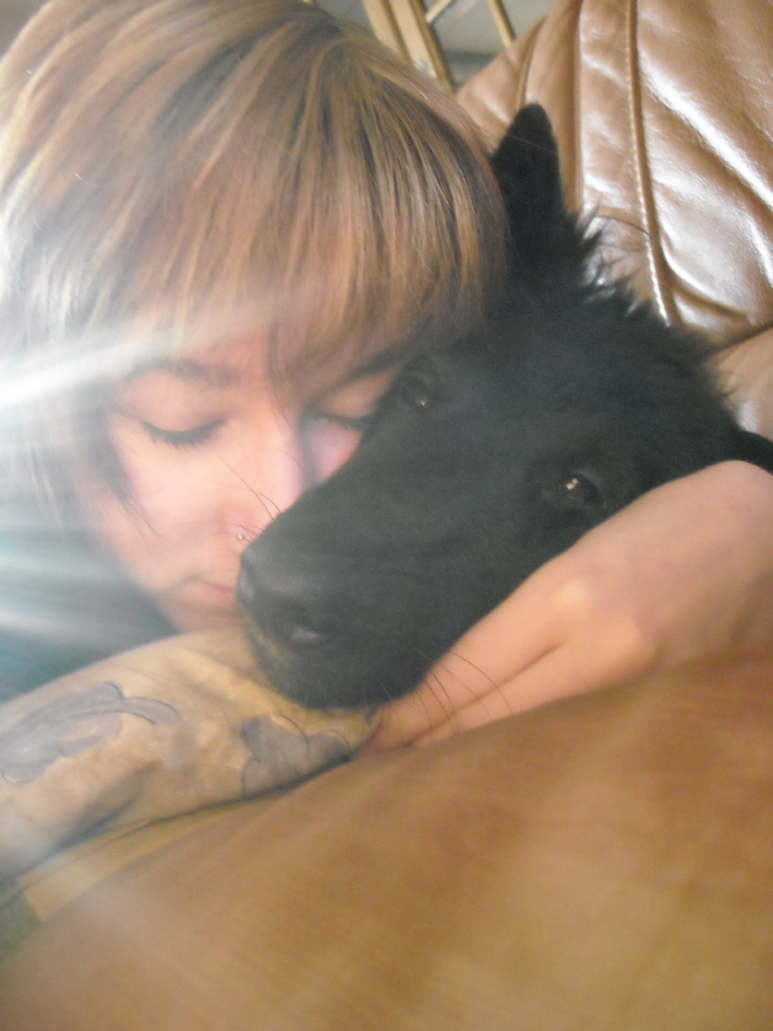 Annekathrin und Aisha beim Schmusen